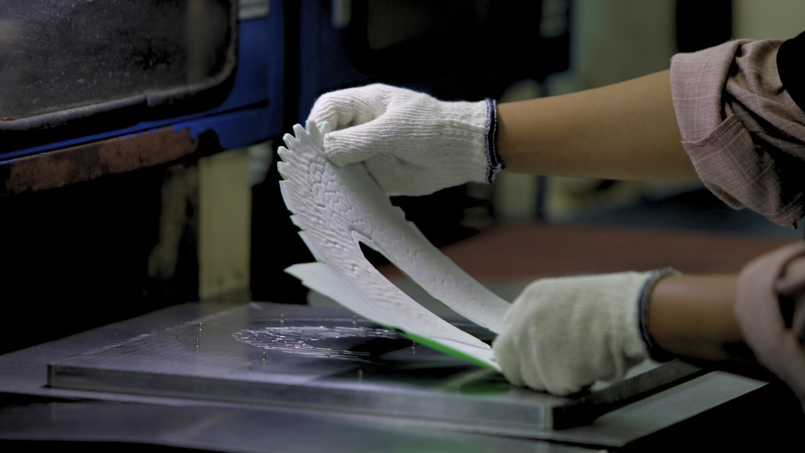 imotana-shoe-production-pattern-application-photography Imotana shoe material handled during the black pattern application process.